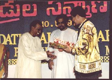 32.jpg (24429 bytes)